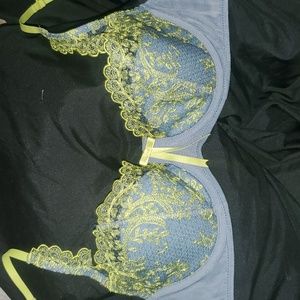 Lace detailed balconette bra